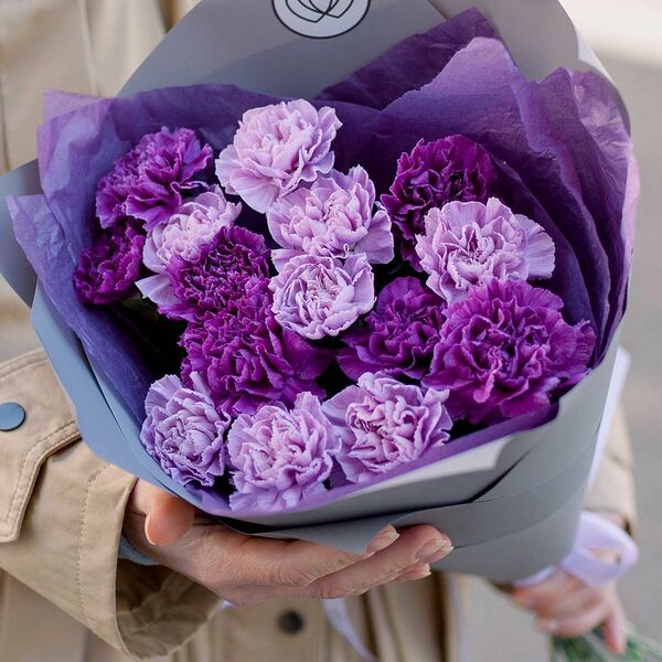 Букет из 15 сиреневых и фиолетовых гвоздик в сиреневой пленке