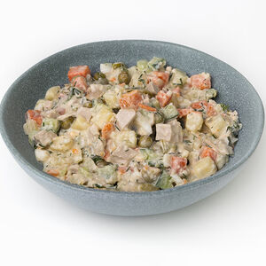 Салат Оливье с колбасой