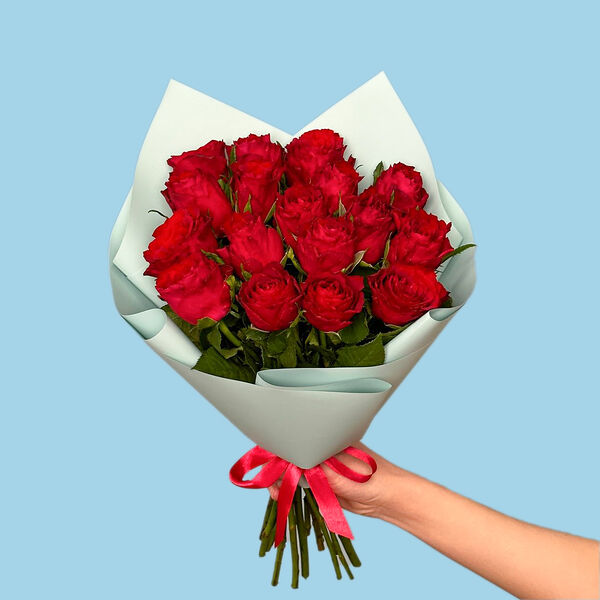 Букет цветов из 17 красных роз 40 см МП пленка