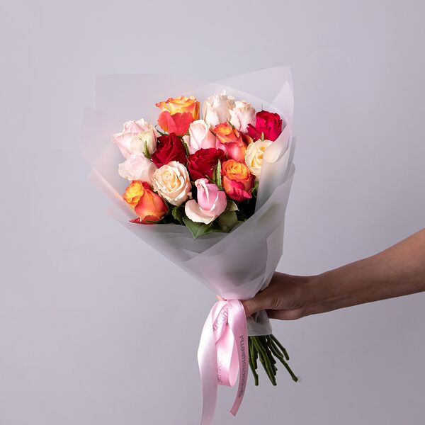 Букет из разноцветных роз 15шт Высота 40см