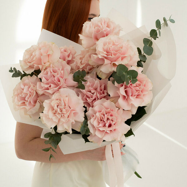 11 французских роз с эвкалиптом