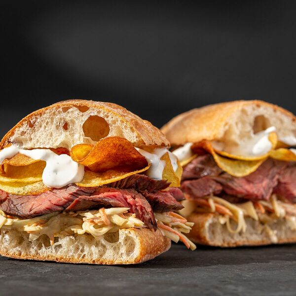 С картофельными чипсами и Коул Слоу