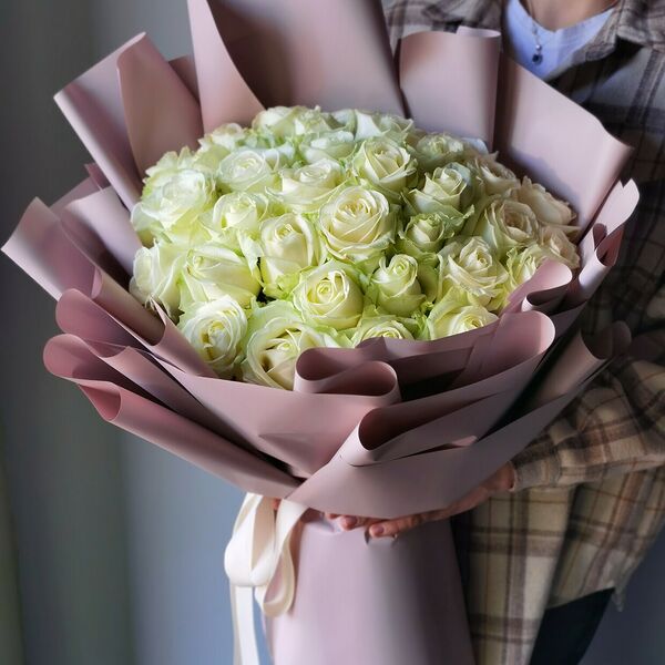 35 белых роз в WOW-упаковке