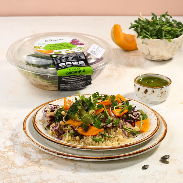 Салат овощной с проростками и соусом песто МясновЪ Шеф-повар