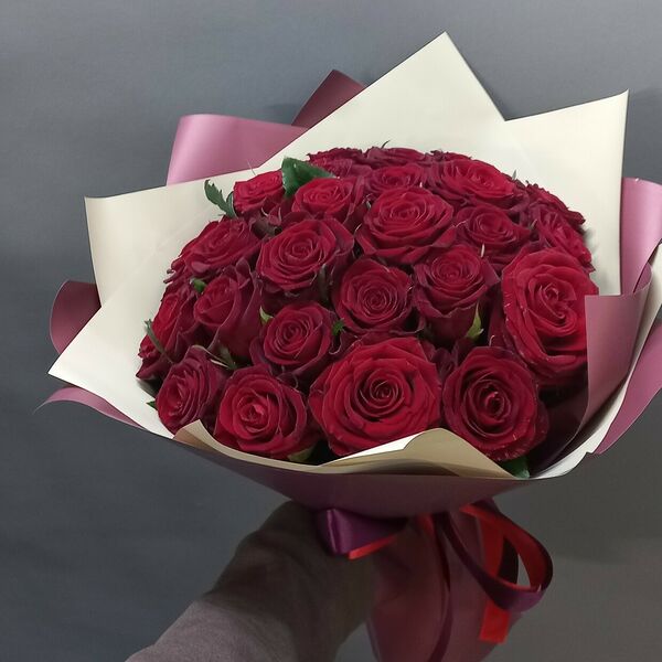25 бордовых роз