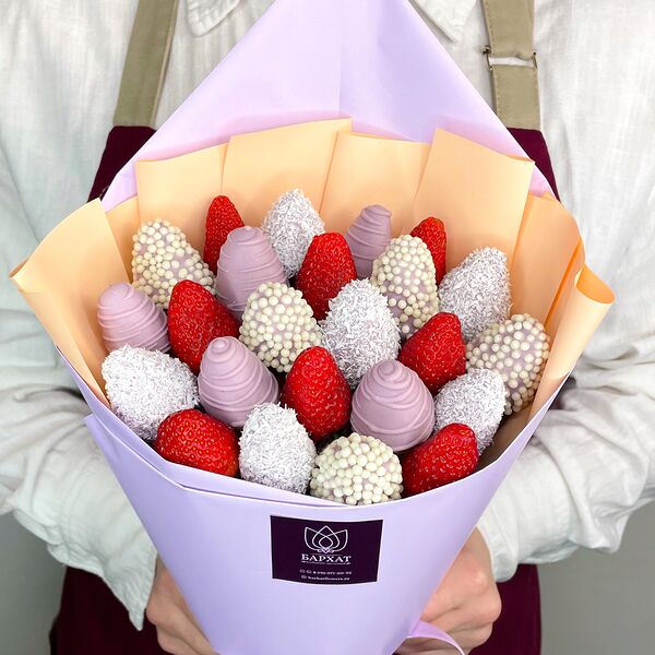 Букет с клубникой в шоколаде Лавандовый комплимент