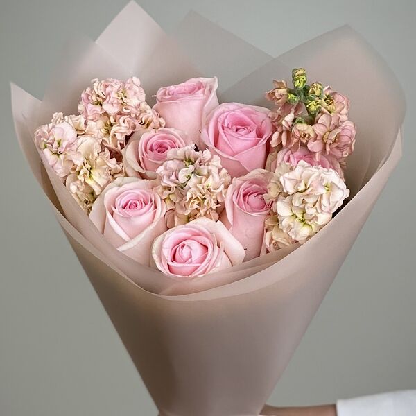 Букет цветов из роз и маттиол Момент