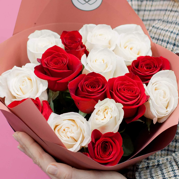 Букет из 15 белых и красных роз 50 см (Эквадор) в розовой пленке
