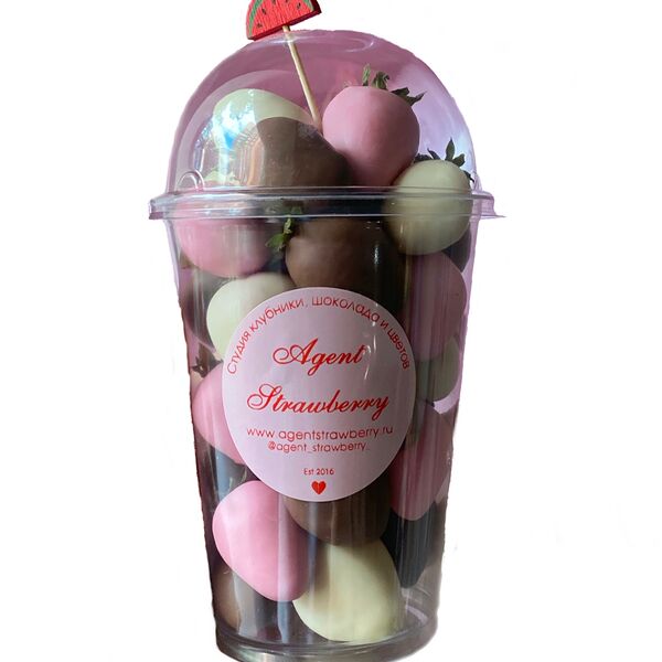 Стаканчик со свежей ягодой в шоколаде