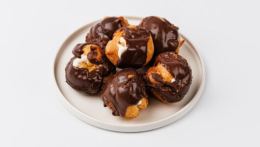 Профитроли с ванильным кремом в шоколаде