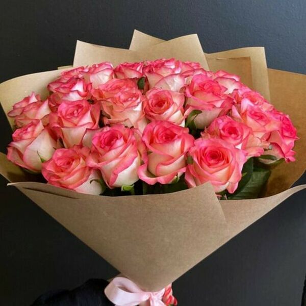 Букет из 35 бело-розовых роз в крафт оформлении