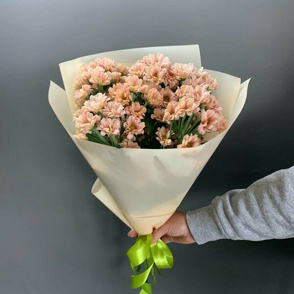 Букет из пудровой хризантемы