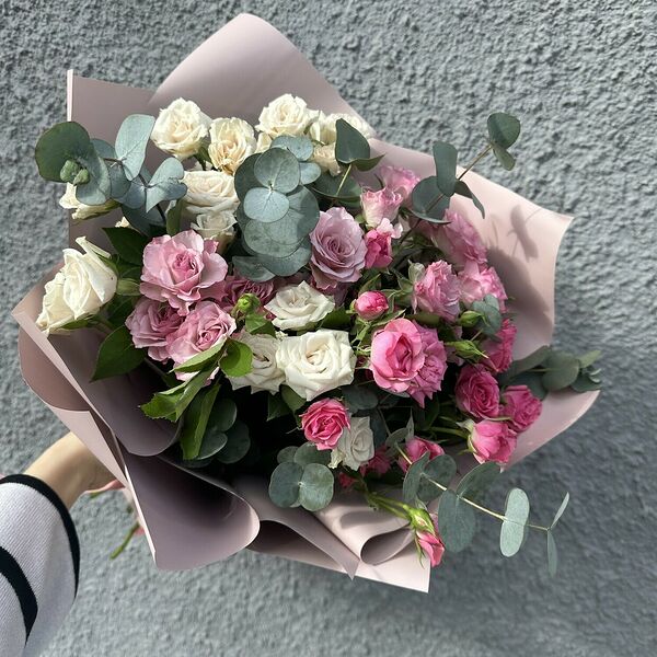 Прекрасный букет из 11 кустовых роз с добавлением эвкалипта