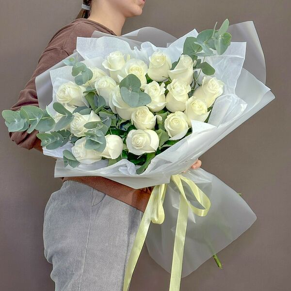 Букет из белых роз и эвкалипта 