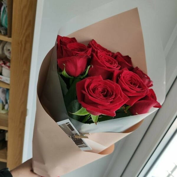 9 красных роз