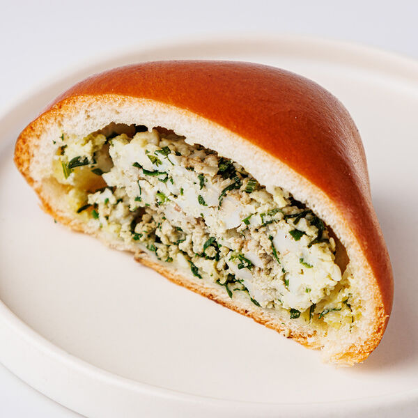 Пирожок с зеленью и яйцом, кафе