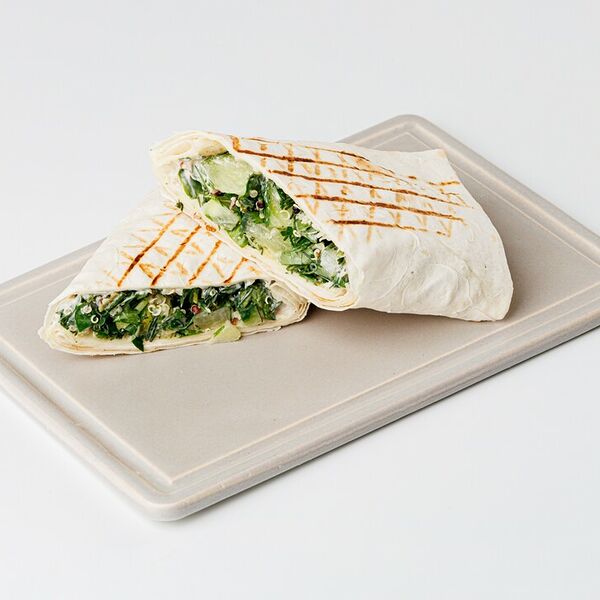 Сэндвич-ролл с огуречным салатом, киноа и фалафелем, кафе