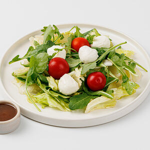 Салат с рукколой и моцареллой