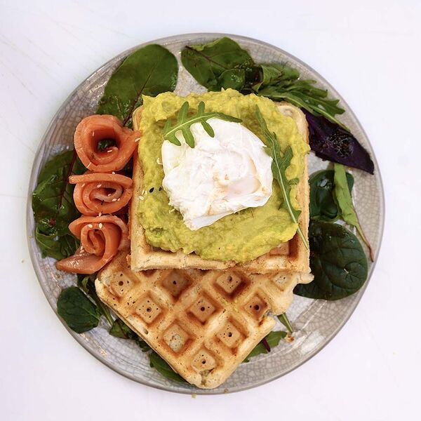Вафли с мятым авокадо, яйцом пашот и лососем