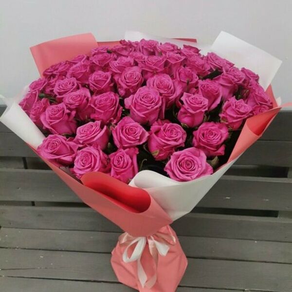 Букет из 51 розовой розы в оформлении Кис ми кейт