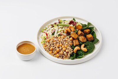 Салат ВкусВилл Кобб с имбирным соусом 240 г