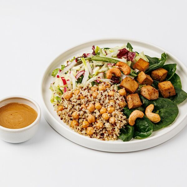 Салат Кобб с имбирным соусом