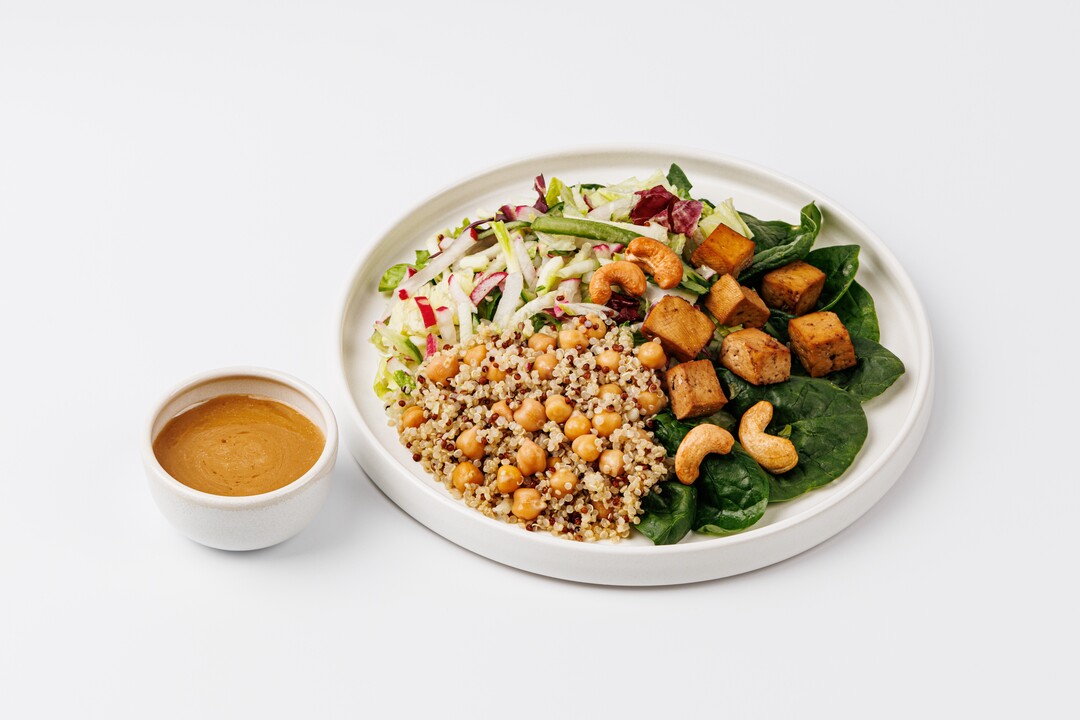 

Салат ВкусВилл Кобб с имбирным соусом 240 г