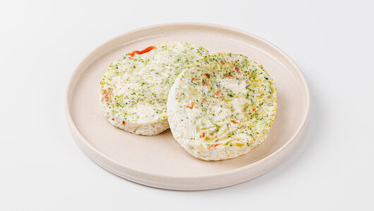 Омлет белковый с куриным филе, овощами и мягким сыром