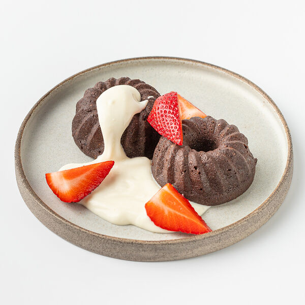 Шоколадный рикотник с клубникой и сливочным соусом 180г