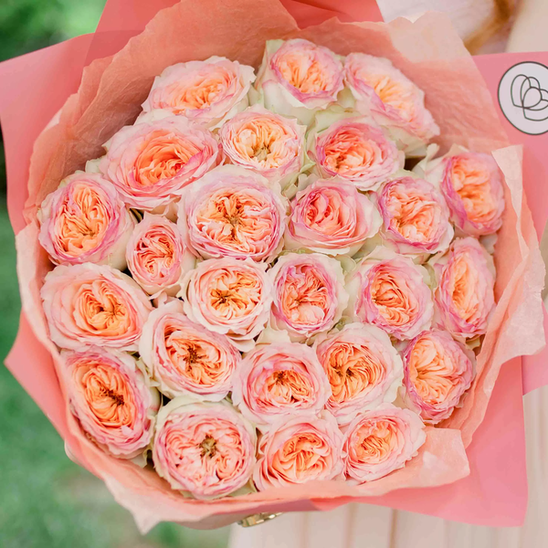 Букет из 25 персиковых пионовидных роз Flash Back 40 см в розовой пленке