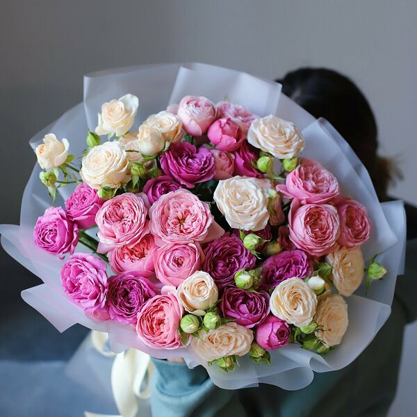 Букет из пионовидных роз в стильной упаковке