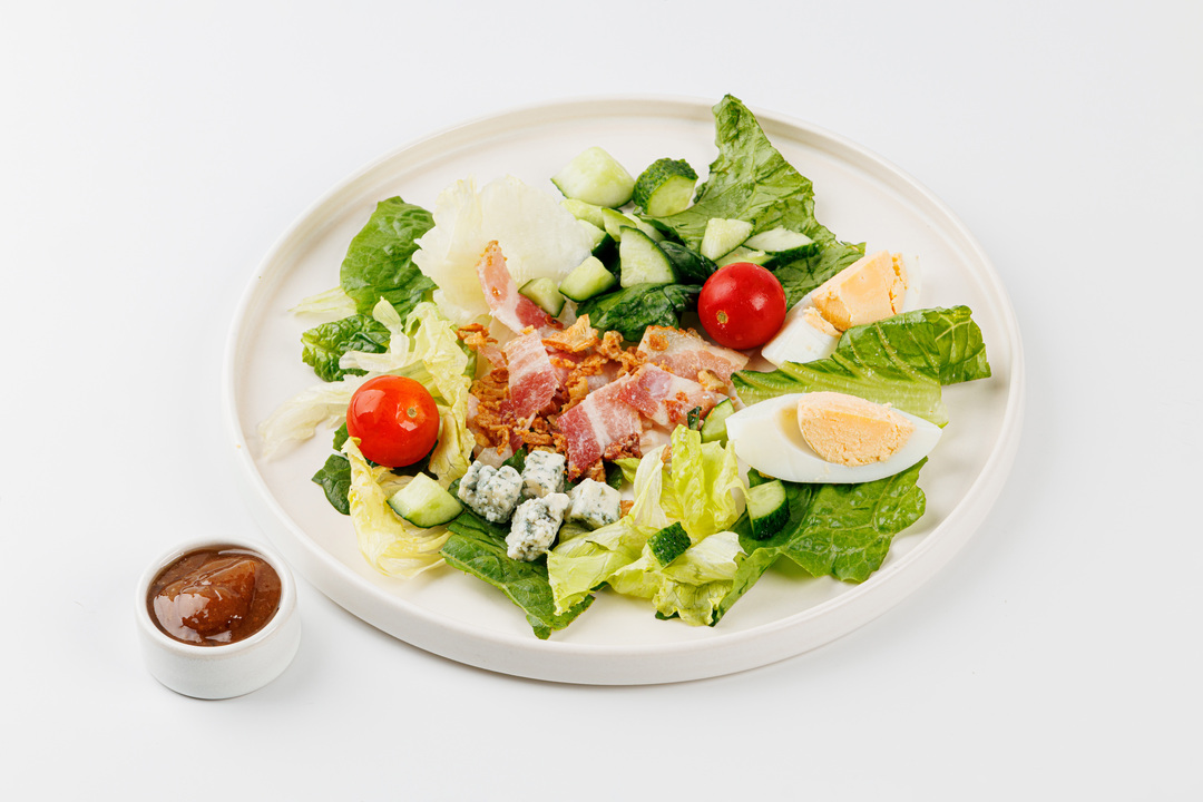 

Салат ВкусВилл овощной с беконом, яйцами и сыром Дор-блю с соусом 145 г