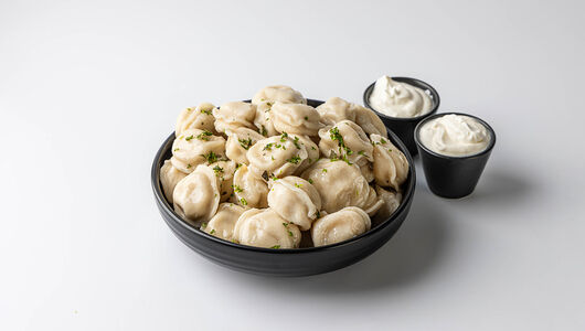 Большая порция пельмени с курицей и укропом