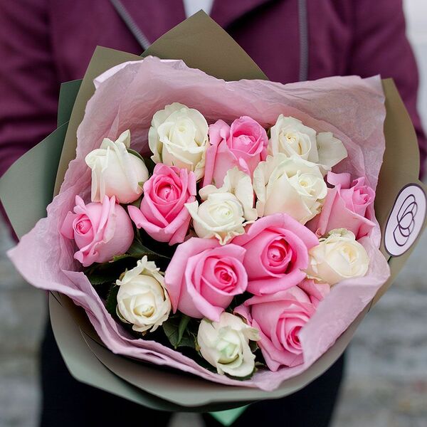 Букет из 15 белых и розовых роз 35-40 см (Россия) в зеленой пленке
