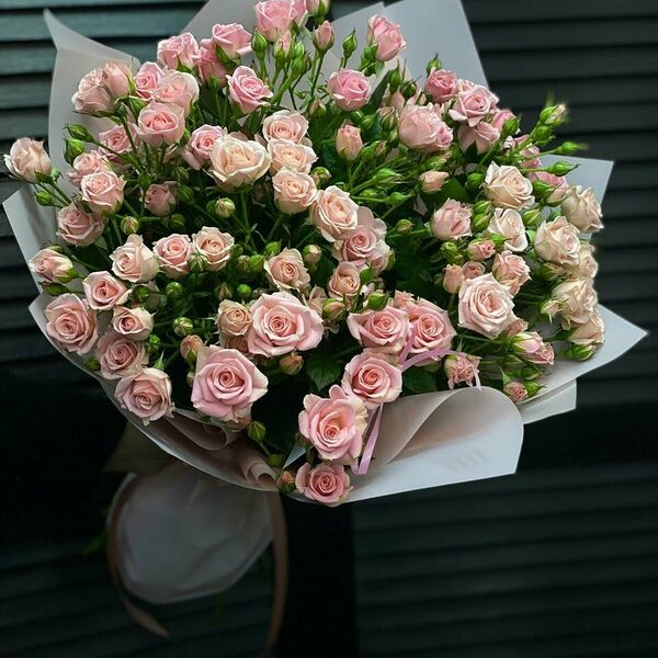 Букет из 11 кустовых роз 60 см в оформлении