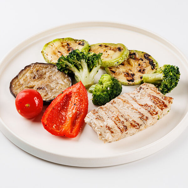 Стейк из индейки с овощами гриль и брокколи