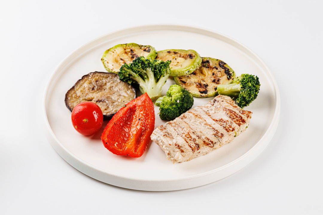 

Стейк из индейки ВкусВилл с овощами гриль и брокколи 230 г