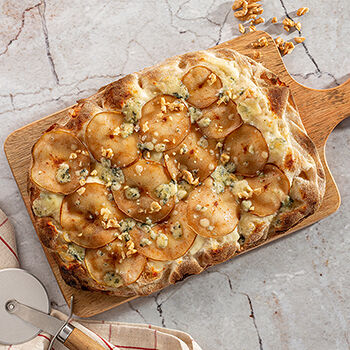 Римская пицца с грушей и горгонзолой