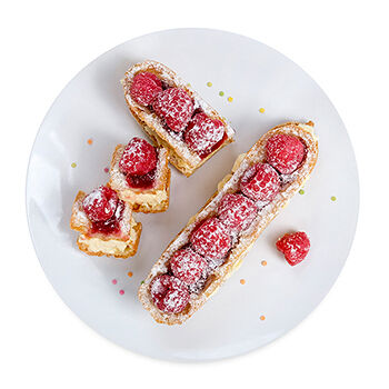 Пирожное эклер с малиной от шеф-кондитера АВ, 80 г, Россия