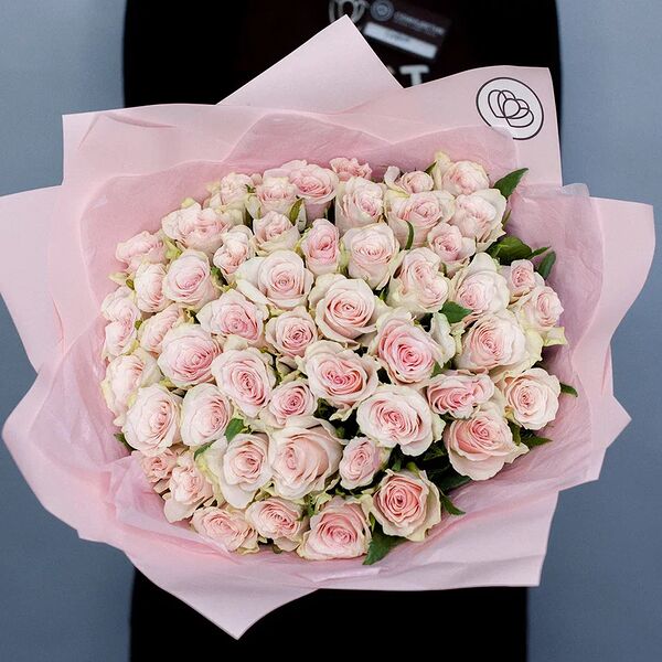 Букет из 51 нежно-розовой розы 40 см (Кения) в розовой пленке