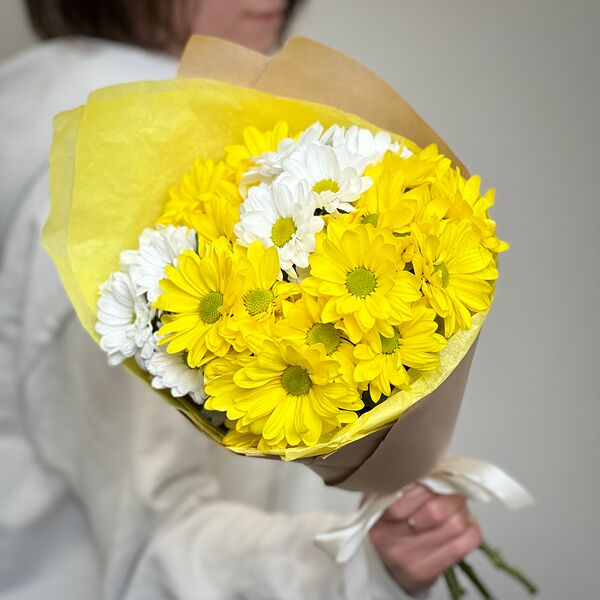 Букет из 5 белых и желтых хризантем