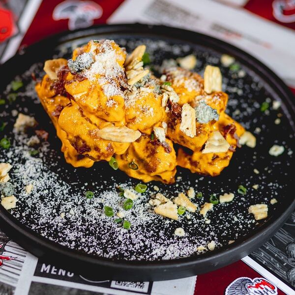 Крылья сырные с беконом, крекерами и зелёным луком