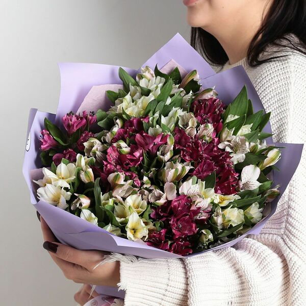 Букет из 25 альстромерии в розовых, фиолетовых и белых тонах в сиреневой пленке