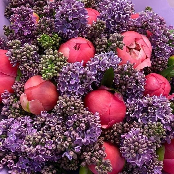 Букет из пионов и сирени