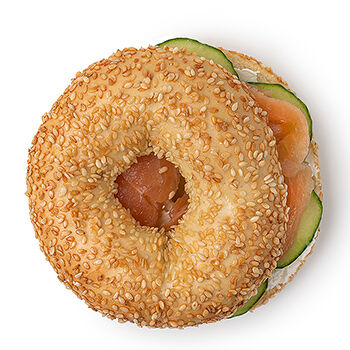 Бейгл с форелью и сливочным сыром