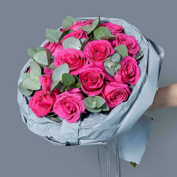 Монобукет из 15 малиновых Роз микс 3 в упаковке с тишью Ирис