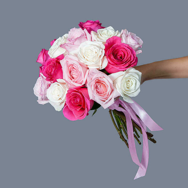 Монобукет из 15 Роз Микс-8 под ленту Ирис