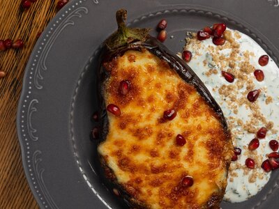 Запеченный баклажан с цыпленком и сыром сулугуни