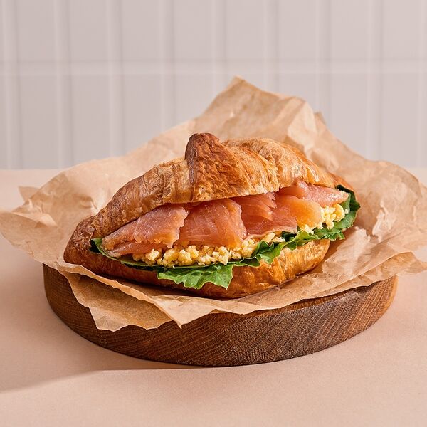 Круассан с форелью и скрэмблом