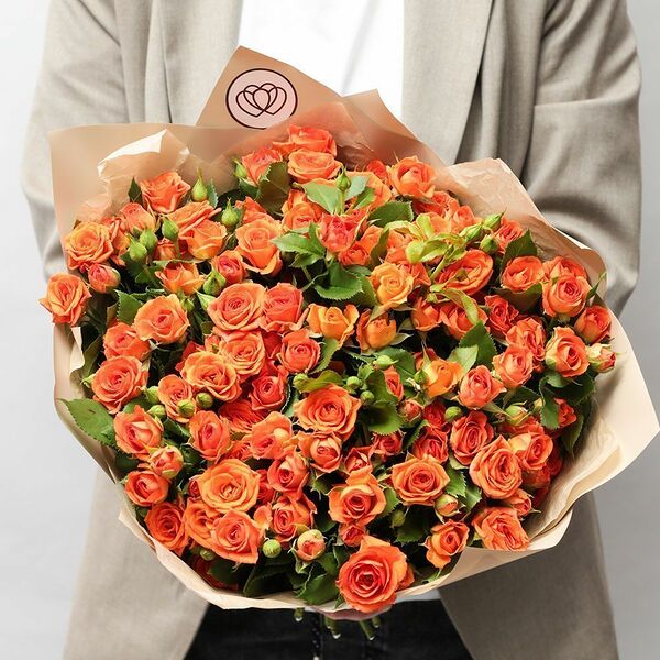 Букет из 25 оранжевых кустовых роз 40 см (Кения) в кремовой пленке